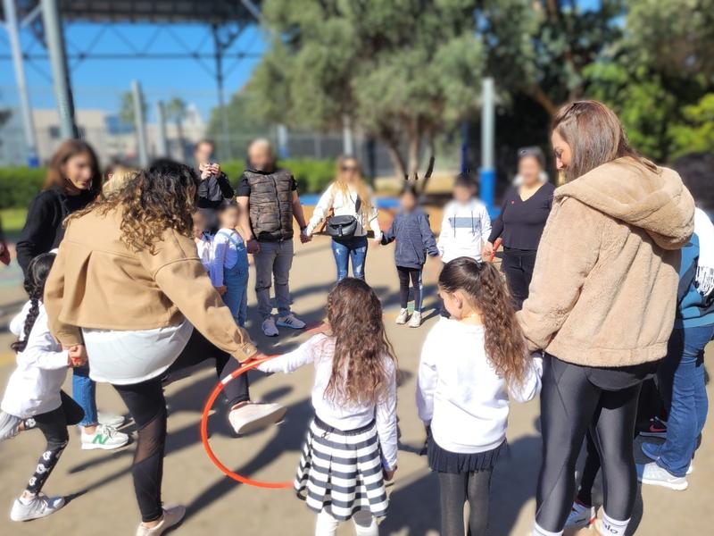 פעילות מעגל עם חישוק בחצר בית ספר במסגרת תוכנית KidsUp