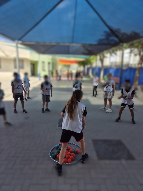 משחק כדור קבוצתי בחצר בית הספר