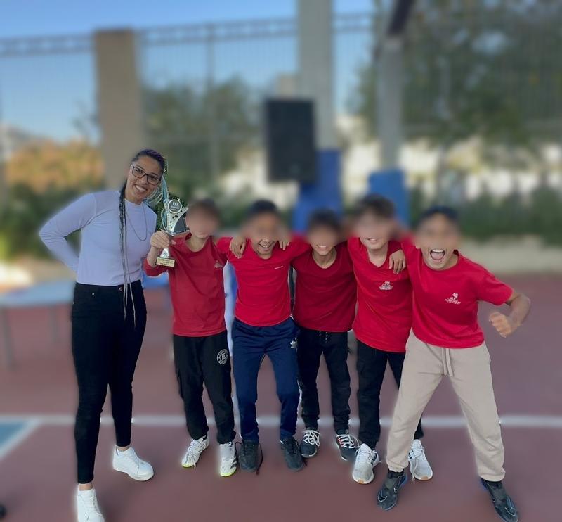 מדריכת KidsUp עם קבוצת תלמידים אחרי פעילות