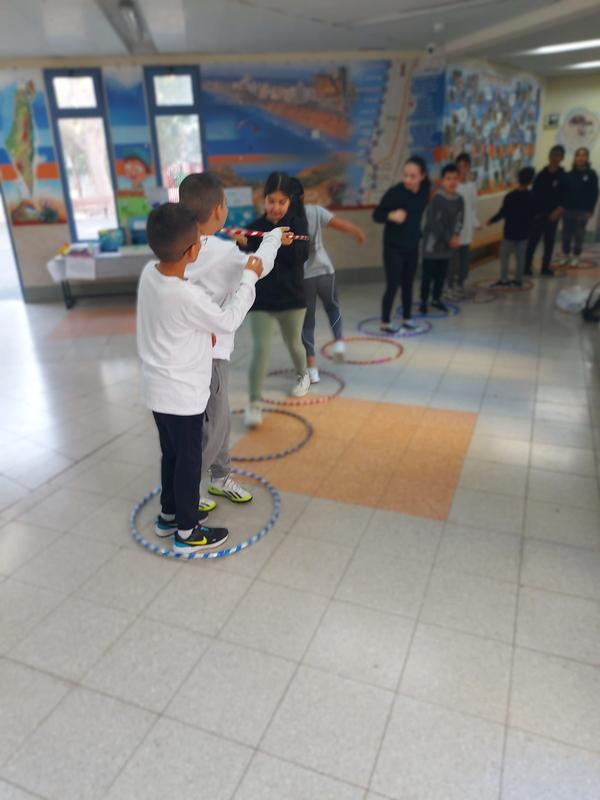 פעילות קליעה למטרה בתחנת משחק במסדרון בית הספר