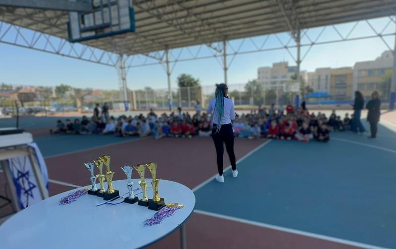גביעים ומדליות מוכנים לטקס סיום יום שיא במגרש בית הספר