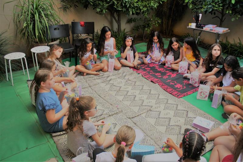 מפגש קבוצתי על מזרנים בחצר מוצלת