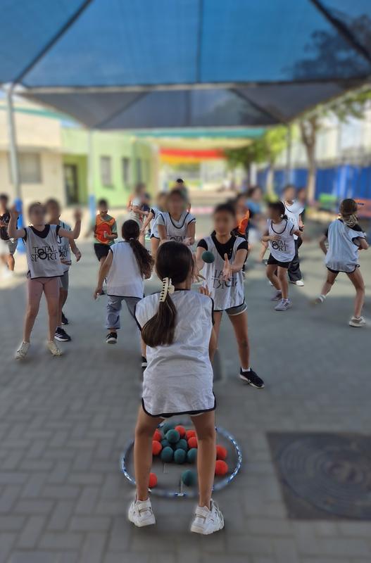 פעילות תנועה וכדור בחצר בית הספר