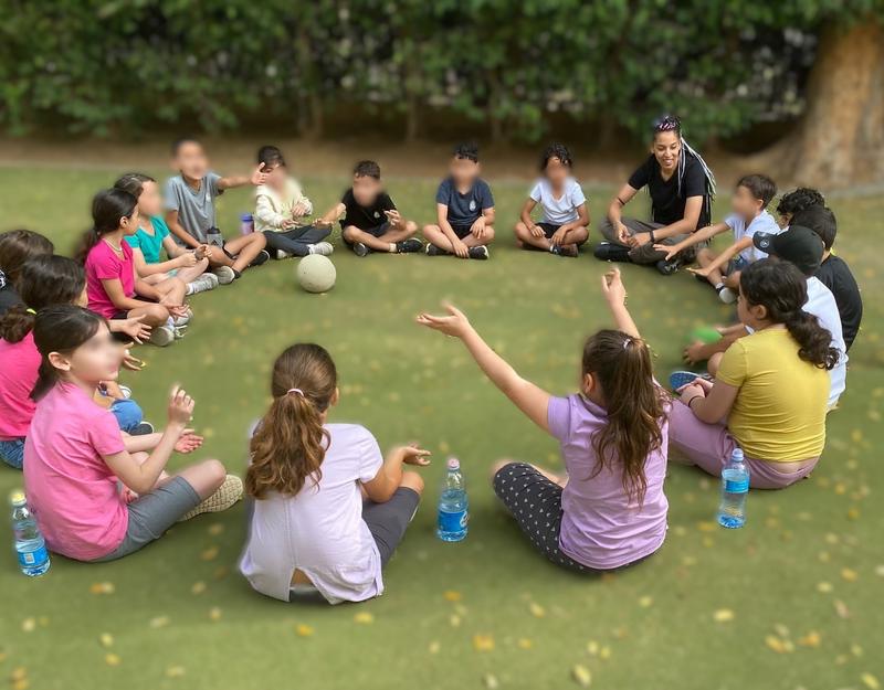 מעגל שיח קבוצתי על הדשא במסגרת פיתוח מיומנויות חברתיות