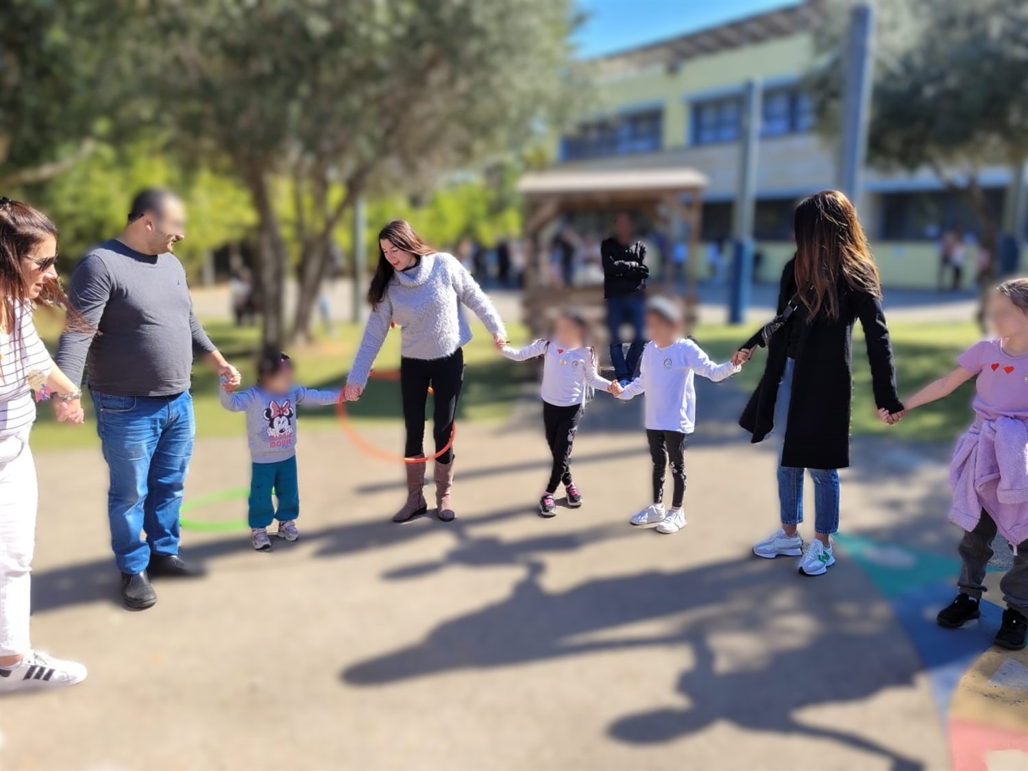 פעילות משותפת של הורים וילדים במעגל עם חישוקים
